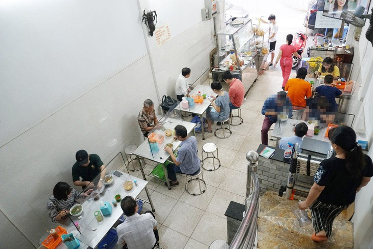 Quán mỳ vằn thắn trên phố Tuệ Tĩnh dù đông nhưng vẫn đảm bảo an toàn cho khách