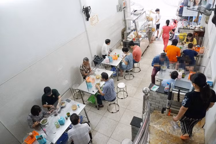 Quán mỳ vằn thắn trên phố Tuệ Tĩnh dù đông nhưng vẫn đảm bảo an toàn cho khách