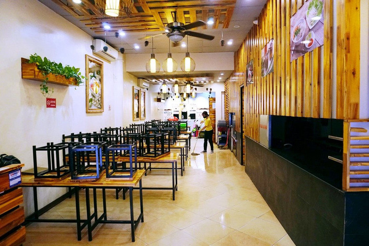 Vệ sinh sạch sẽ chuẩn bị cho ngày được phép mở cửa bán hàng trở lại.
