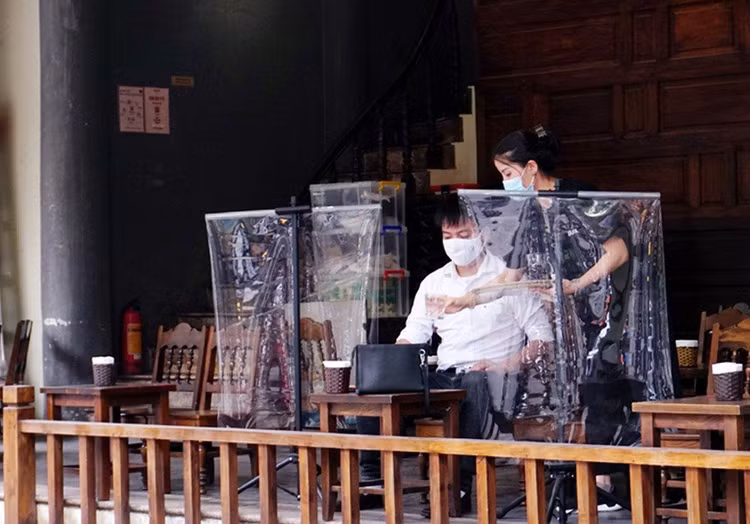 Vách ngăn bằng ni lon tại một quán cà phê trên phố cổ.