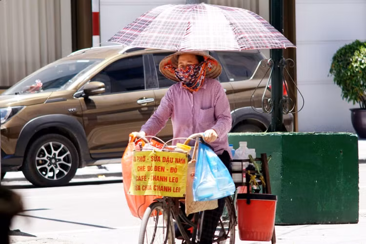 Bán cà phê dạo, nước giải khát trên phố cũng là cách phục vụ hợp lý trong mùa dịch.