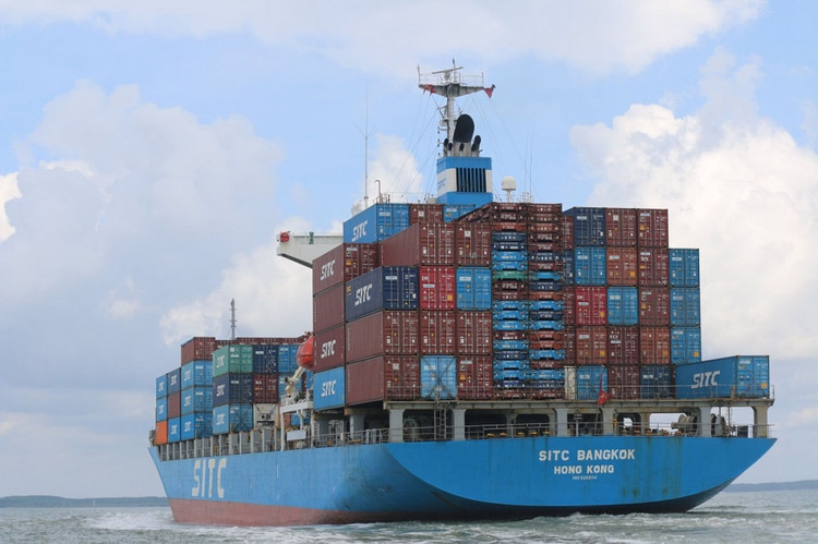 Hàng hóa của doanh nghiệp trên đường vận chuyển vào cảng.