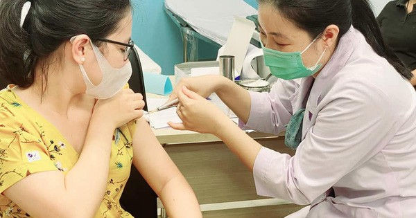 NÓNG: TP HCM xin Thủ tướng được chủ động tìm nguồn vắc-xin Covid-19 - Ảnh 1.