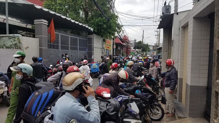Cả nghìn người dân đi xe máy rời TP.HCM về quê nhưng được vận động ở lại - ảnh 1