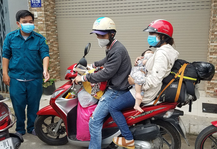 Cả nghìn người dân đi xe máy rời TP.HCM về quê nhưng được vận động ở lại - ảnh 3