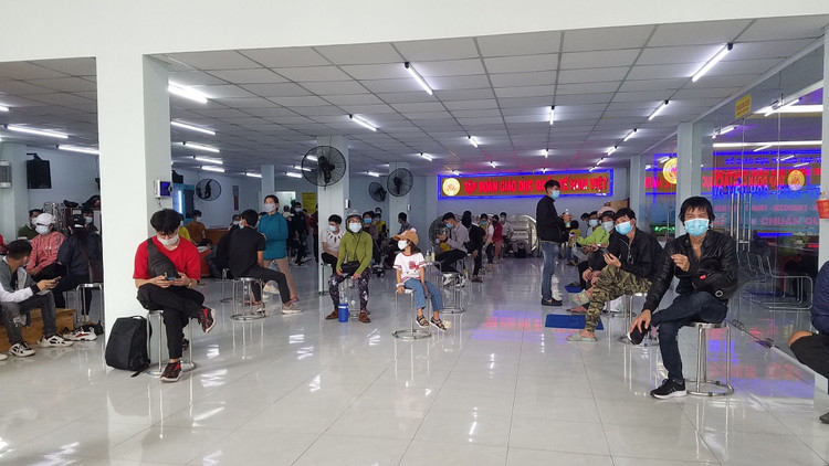 Cả nghìn người dân đi xe máy rời TP.HCM về quê nhưng được vận động ở lại - ảnh 4