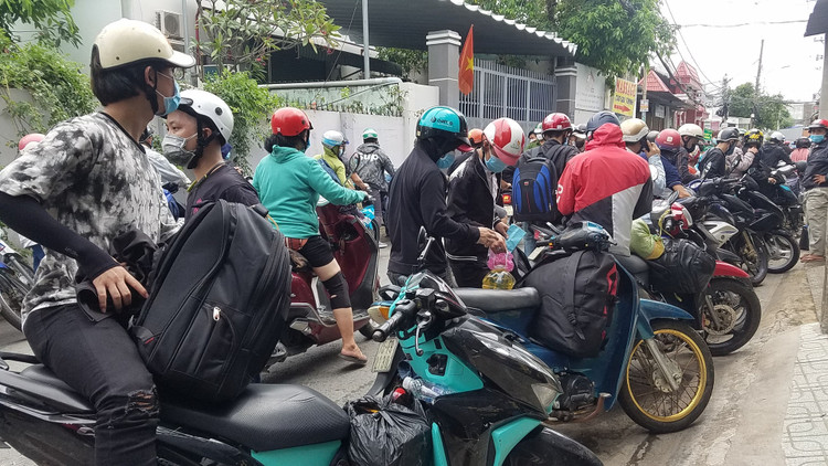 Người dân đi xe máy thành từng đoàn để rời TP.HCM về quê, nhưng được vận động ở lại /// Ảnh: Trần Kha