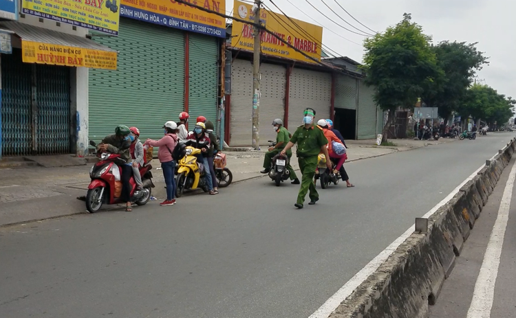 Cả nghìn người dân đi xe máy rời TP.HCM về quê nhưng được vận động ở lại - ảnh 2