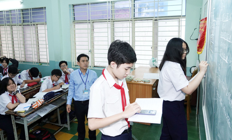 Do dịch Covid-19 nên TP.HCM thực hiện xét tuyển học sinh lớp 9 vào lớp 10 /// Đ.N.T