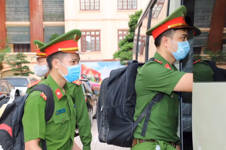 CSGT Bac Giang chao doan Quang Ninh chong dich anh 2