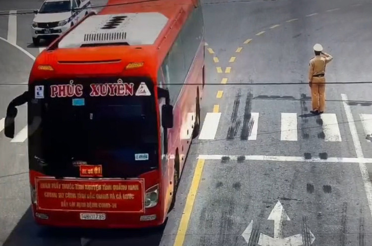 CSGT Bac Giang chao doan Quang Ninh chong dich anh 1