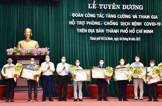 chu-tich-ubnd-tphcm-phan-van-mai-va-pho-bi-thu-thanh-uy-tphcm-nguyen-ho-hai-tang-bang-khen-cho-cac-doan-cong-tac-tang-cuong-tham-gia-phong-chong-dich-covid-19-tren-dia-ban-tphcm..jpg
