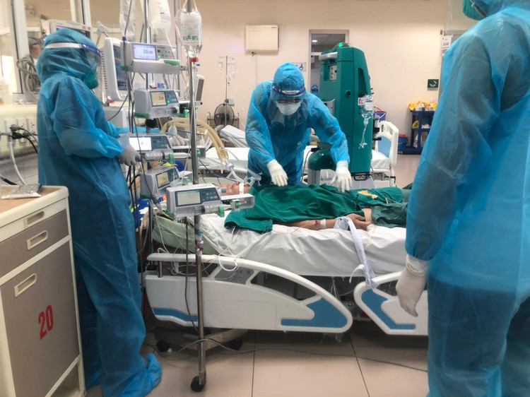 1 phụ nữ sốc độc tố virus SARS-CoV-2, tổn thương phổi trên 75% vẫn sống sót kỳ diệu ảnh 1