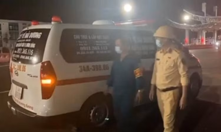 Giả làm bệnh nhân, thuê xe cứu thương để trốn khai báo y tế ảnh 1