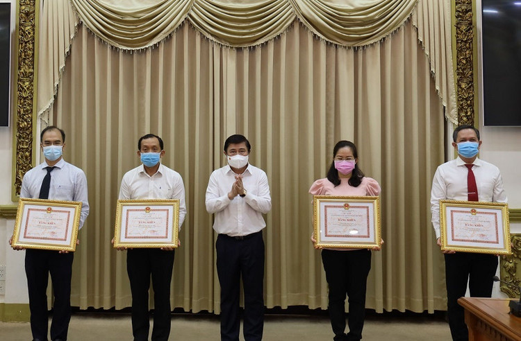 Chủ tịch TP.HCM: Dịch vẫn phức tạp, cùng lúc ứng phó 2 biến chủng lây lan nhanh