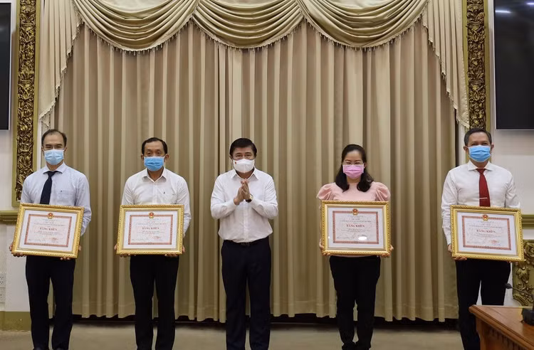 Chủ tịch TP.HCM: Dịch vẫn phức tạp, cùng lúc ứng phó 2 biến chủng lây lan nhanh