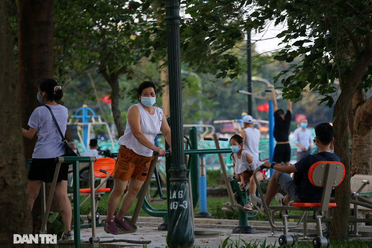 Hà Nội: Tìm người tập thể dục ở vườn hoa Lạc Long Quân vì có ca dương tính - 1