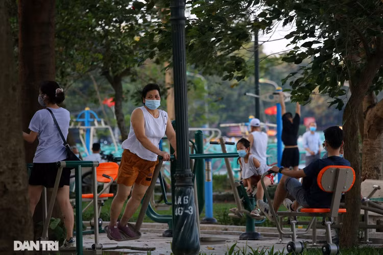Hà Nội: Tìm người tập thể dục ở vườn hoa Lạc Long Quân vì có ca dương tính - 1