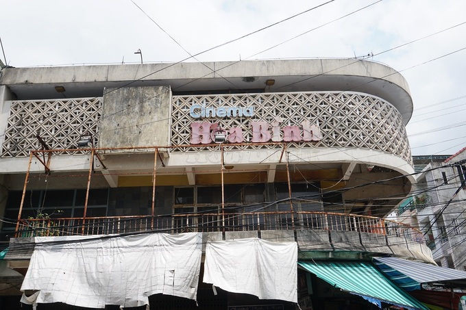Rạp chiếu bóng Hòa Bình ở đường Duy Tân, TP Quảng Ngãi là một trong những công sản có diện tích lớn nhất sẽ được bán đấu giá. Ảnh: Phạm Linh.