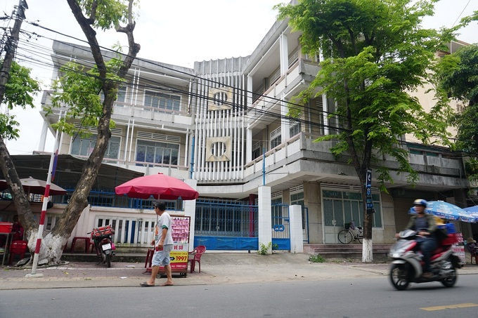 Trụ sở công ty xổ số kiến thiết Quảng Ngãi trên đường Phan Đình Phùng nhiều năm không sử dụng. Ảnh: Phạm Linh.