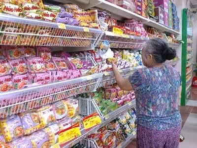 Người tiêu dùng cần đọc kỹ nhãn hàng của sản phẩm, nhất là bảng “thành phần sản phẩm” (ingredients)... Ảnh minh họa