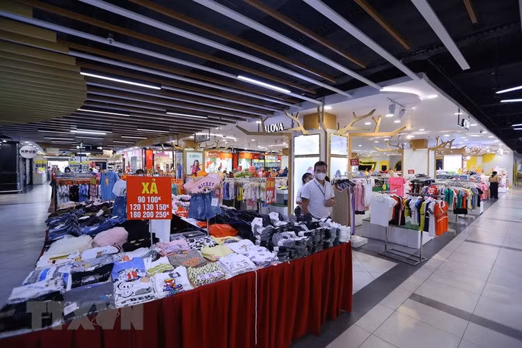 Hình ảnh các Trung tâm thương mại ở Hà Nội mở cửa đón khách trở lại ảnh 13