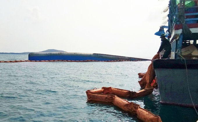 Phao quây được thả gần khu vực tàu chìm tránh sự cố dầu tràn khi bơm. Ảnh: Việt Quốc.