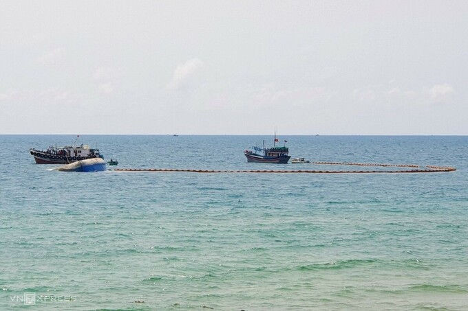 4 m3 dầu lẫn nước đã được hút tra khỏi tàu Bạch Đằng. Ảnh: Việt Quốc.