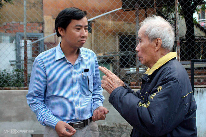 Nhân chứng Võ Như Dân (bìa phải) kể chuyện về Hoàng Sa với ông Lê Phú Nguyện. Ảnh: Đ.X.