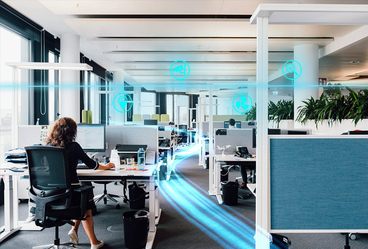 Không gian văn phòng làm việc và những thiết bị IoT.