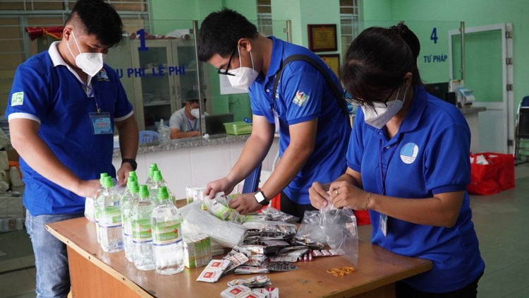 Chính sách “bao cấp” để cấp phát thuốc cho F0, để cung ứng văcxin ngừa Covid-19 cho người dân, để làm các xét nghiệm tầm soát cộng đồng... đã cho thấy nhiều bất cập. (Ảnh minh họa)