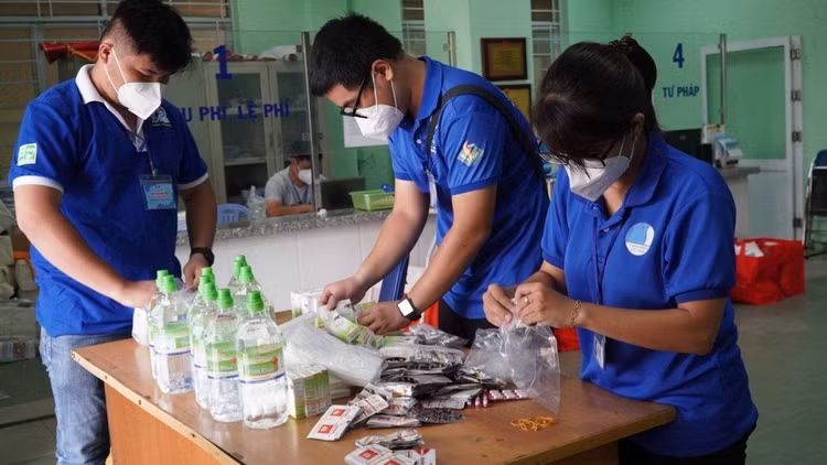 Chính sách “bao cấp” để cấp phát thuốc cho F0, để cung ứng văcxin ngừa Covid-19 cho người dân, để làm các xét nghiệm tầm soát cộng đồng... đã cho thấy nhiều bất cập. (Ảnh minh họa)