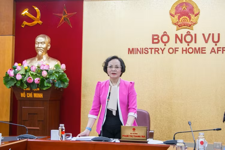 Bộ Nội vụ: Cán bộ không mặc quần bò, váy ngắn, váy xẻ tà cao ở nơi làm việc - 1