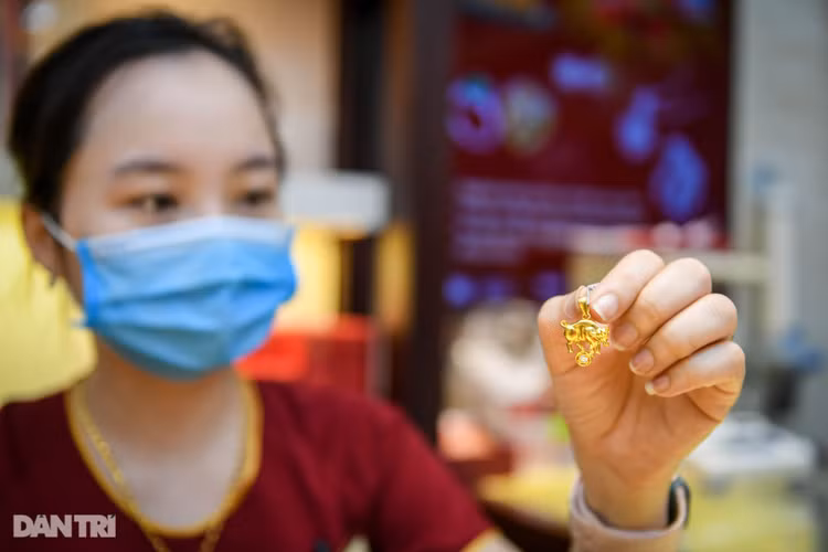 Vì sao giá vàng SJC cao hơn thế giới gần 8 triệu đồng/lượng? - 1