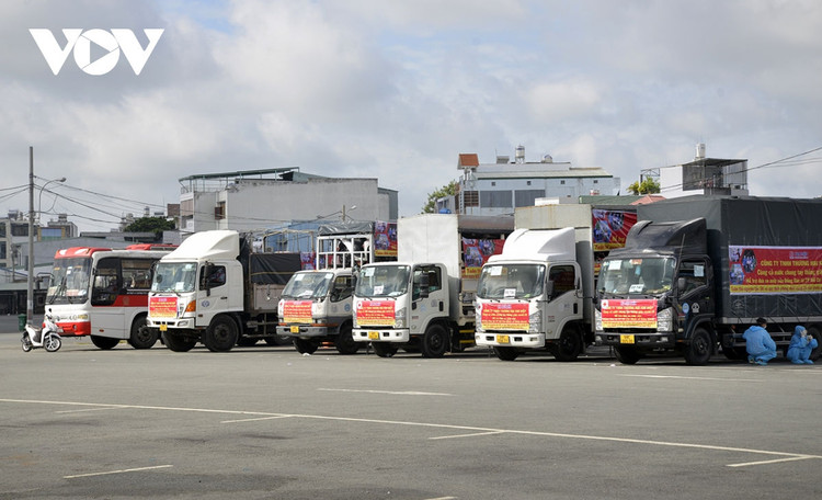 Hình ảnh hàng nghìn người dân được hỗ trợ rời TP.HCM về quê ảnh 21