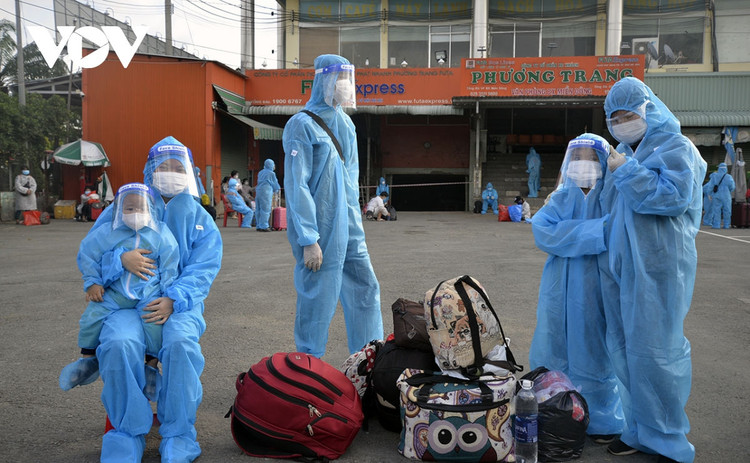 Hình ảnh hàng nghìn người dân được hỗ trợ rời TP.HCM về quê ảnh 11