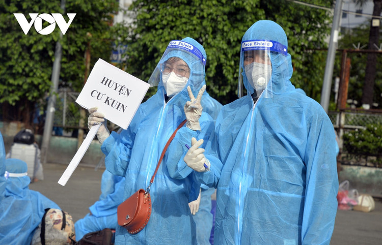 Hình ảnh hàng nghìn người dân được hỗ trợ rời TP.HCM về quê ảnh 14