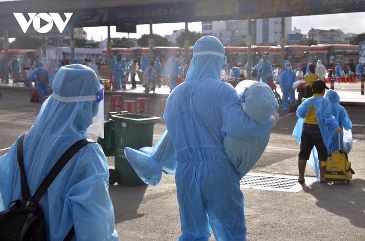 Hình ảnh hàng nghìn người dân được hỗ trợ rời TP.HCM về quê ảnh 6