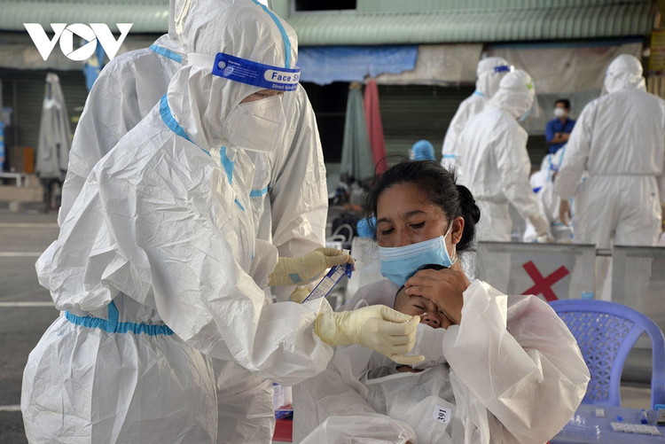 Hình ảnh hàng nghìn người dân được hỗ trợ rời TP.HCM về quê ảnh 10