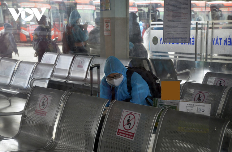 Hình ảnh hàng nghìn người dân được hỗ trợ rời TP.HCM về quê ảnh 20