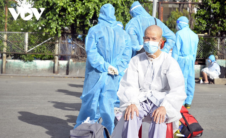 Hình ảnh hàng nghìn người dân được hỗ trợ rời TP.HCM về quê ảnh 12