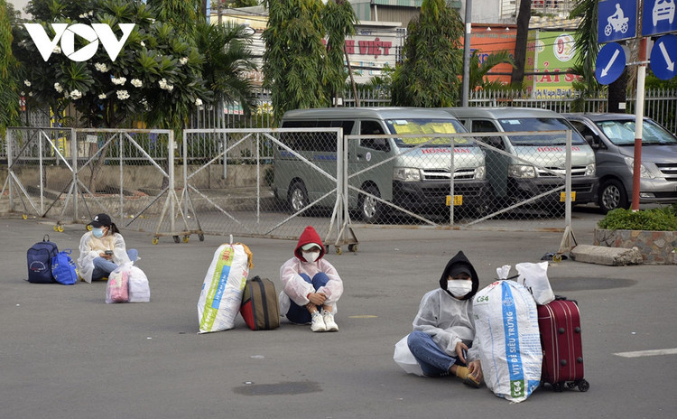 Hình ảnh hàng nghìn người dân được hỗ trợ rời TP.HCM về quê ảnh 3