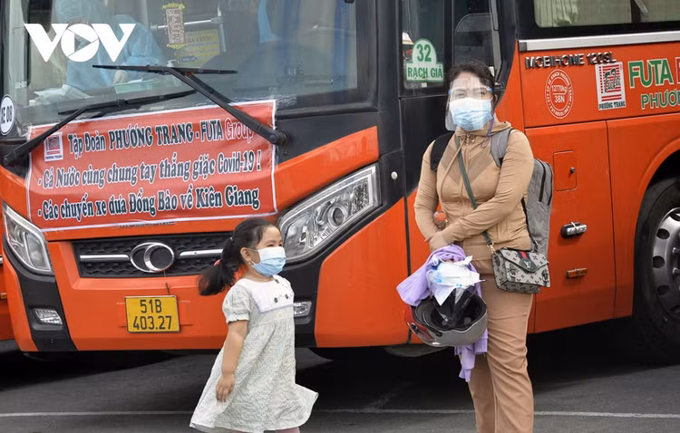 Hình ảnh hàng nghìn người dân được hỗ trợ rời TP.HCM về quê ảnh 17