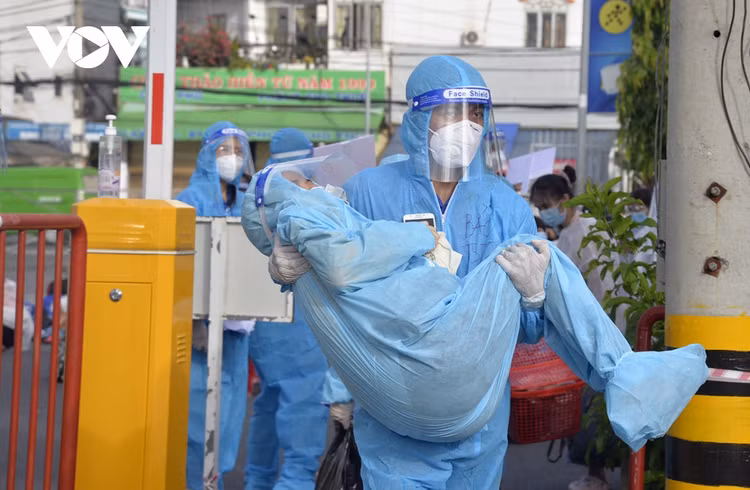 Hình ảnh hàng nghìn người dân được hỗ trợ rời TP.HCM về quê ảnh 5