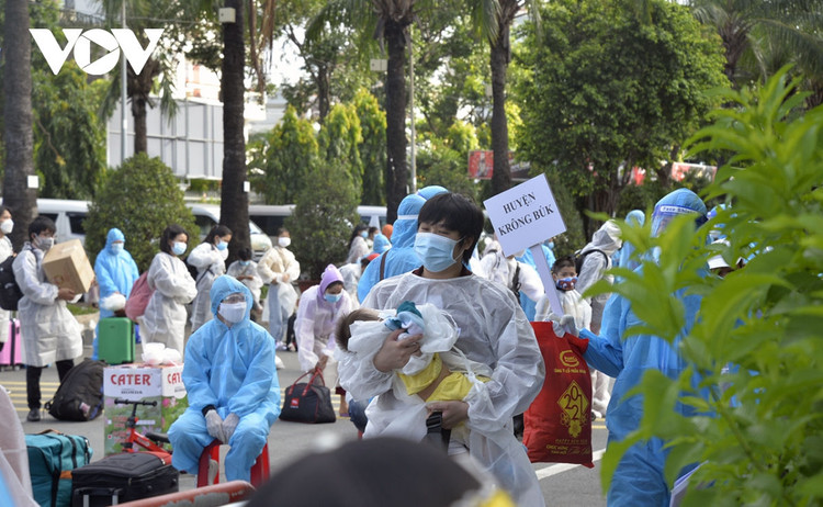 Hình ảnh hàng nghìn người dân được hỗ trợ rời TP.HCM về quê ảnh 4