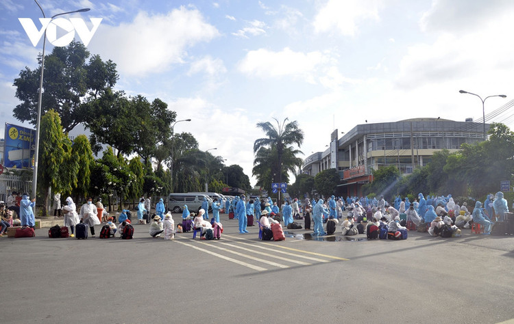 Hình ảnh hàng nghìn người dân được hỗ trợ rời TP.HCM về quê ảnh 1