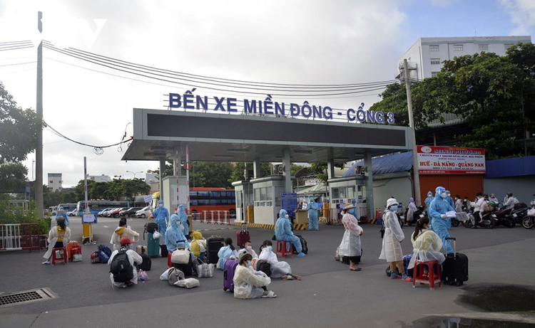 Hình ảnh hàng nghìn người dân được hỗ trợ rời TP.HCM về quê ảnh 2