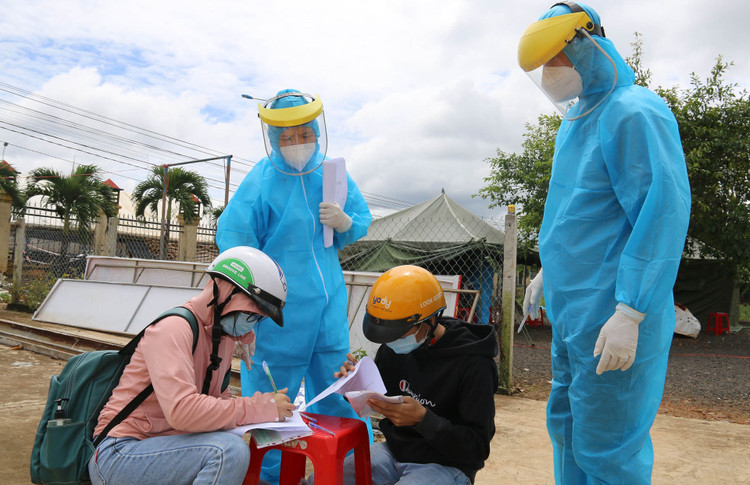 CSGT dan doan nguoi qua chot anh 3