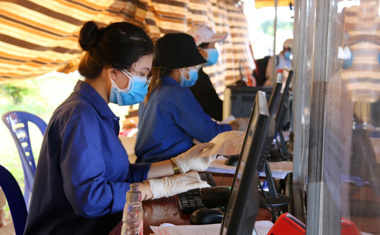 CSGT dan doan nguoi qua chot anh 4