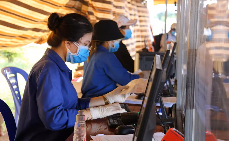 CSGT dan doan nguoi qua chot anh 4